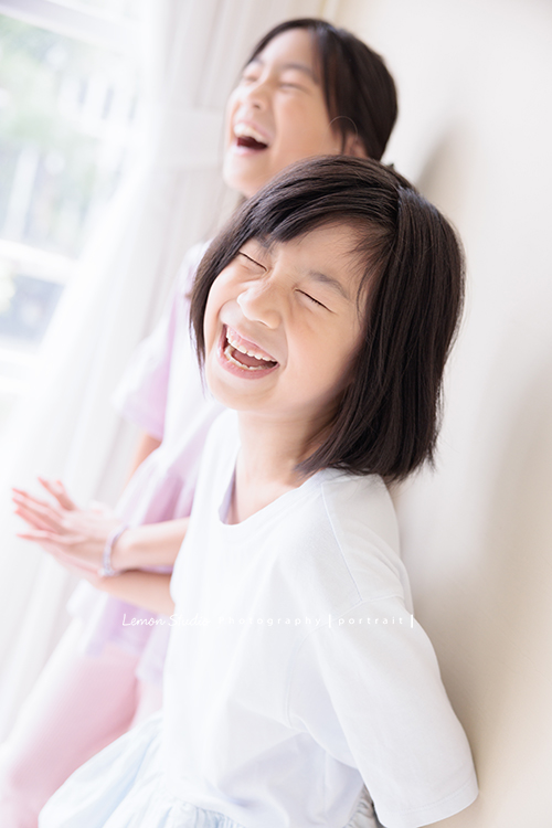 Cynthia媽麻的兩個可愛的女兒來拍寫真照，女孩們在鏡頭前很自然，拍起來不但很有質感，也抓到了兩個女孩許多不同的情緒與表情，這張是姊妹倆笑得正超開心的當下的寫真紀錄照！