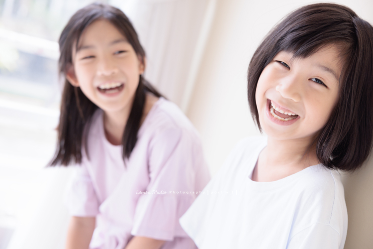 Cynthia媽麻的兩個可愛的女兒來拍寫真照，女孩們在鏡頭前很自然，拍起來不但很有質感，也抓到了兩個女孩許多不同的情緒與表情，這張是姊妹倆笑得很開心的當下的寫真紀錄照！