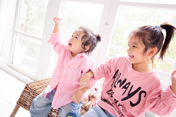 Judy媽麻一家第三次來拍家庭寫真，現在姊姊五歲、弟弟兩歲了，好喜歡Judy媽麻一家的自然風，一家人很輕鬆自在地在一起，許多有趣的互動及家人的愛就凝結在影像中了，這張是姊弟兩人在玩耍的可愛紀錄！