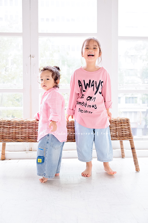 Judy媽麻一家第三次來拍家庭寫真，現在姊姊五歲、弟弟兩歲了，好喜歡Judy媽麻一家的自然風，一家人很輕鬆自在地在一起，許多有趣的互動及家人的愛就凝結在影像中了，這張是姊弟兩人在玩耍的可愛紀錄！姊姊看著鏡頭笑得好開心好可愛啊！