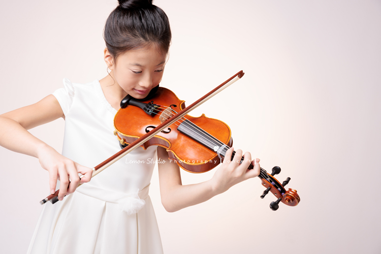拉中提琴的晨紜和同學們這天一起來拍要辦音樂會使用的相片,這張是晨紜正在拉琴的美麗模樣!