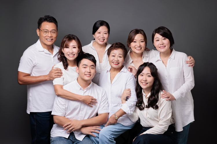 這天阿嬤的四個女兒們及孫子們帶她一起來拍全家福，四姊妹及孫子們幫阿嬤一起慶生，三代一起來大家也拍了許多不同的組合，這張是大家一起入鏡的全家福合照！