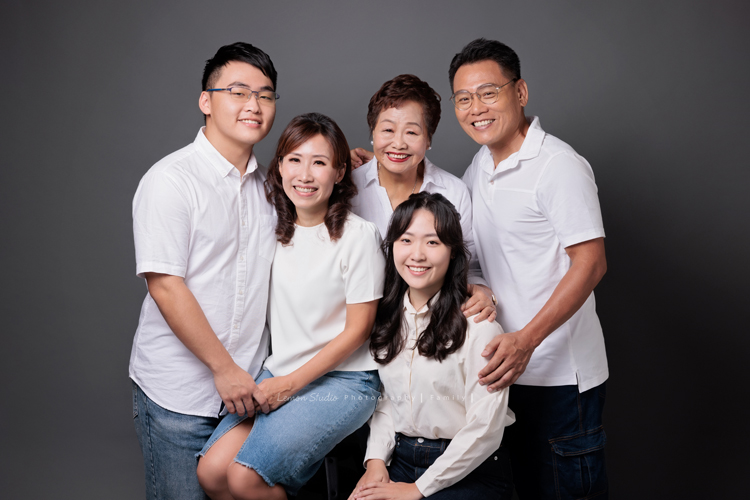 這天阿嬤的四個女兒們及孫子們帶她一起來拍全家福，四姊妹及孫子們幫阿嬤一起慶生，三代一起來大家也拍了許多不同的組合，這張是三姊一家人和阿嬤的全家福合照！