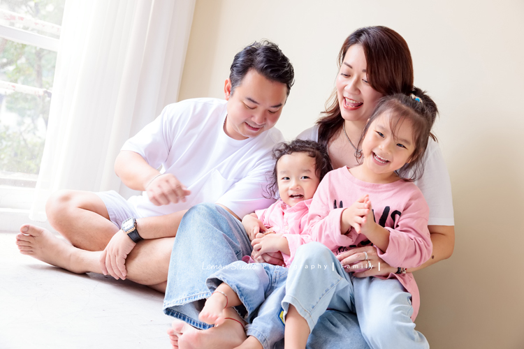 Judy媽麻一家第三次來拍家庭寫真，現在姊姊五歲、弟弟兩歲了，好喜歡Judy媽麻一家的自然風，一家人很輕鬆自在地在一起，許多有趣的互動及家人的愛就凝結在影像中了，這張是一家四口可愛的互動紀錄！