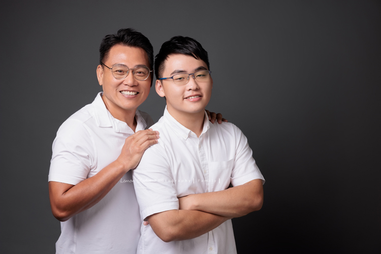 這天阿嬤的四個女兒們及孫子們帶她一起來拍家庭寫真，四姊妹及孫子們幫阿嬤一起慶生，三代一起來大家也拍了許多不同的組合，這張是女婿跟孫子的合照！