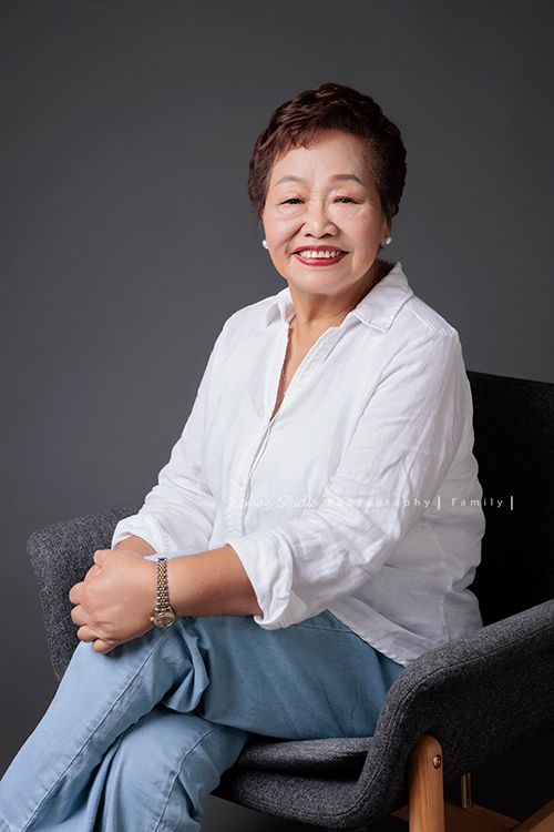 這天阿嬤的四個女兒們及孫子們帶她一起來拍家庭寫真，四姊妹及孫子們幫阿嬤一起慶生，三代一起來大家也拍了許多不同的組合，這張是阿嬤的個人寫真獨照！