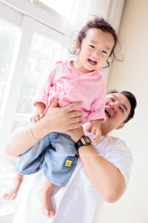 Judy媽麻一家第三次來拍家庭寫真，現在姊姊五歲、弟弟兩歲了，好喜歡Judy媽麻一家的自然風，一家人很輕鬆自在地在一起，許多有趣的互動及家人的愛就凝結在影像中了，這張是爸拔和弟弟正在玩耍的互動紀錄！