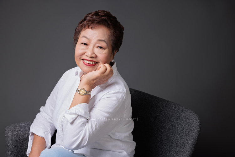 這天阿嬤的四個女兒們及孫子們帶她一起來拍全家福，四姊妹及孫子們幫阿嬤一起慶生，三代一起來大家也拍了許多不同的組合，這張是阿嬤的個人寫真獨照，阿嬤很有自信的一張個人照！