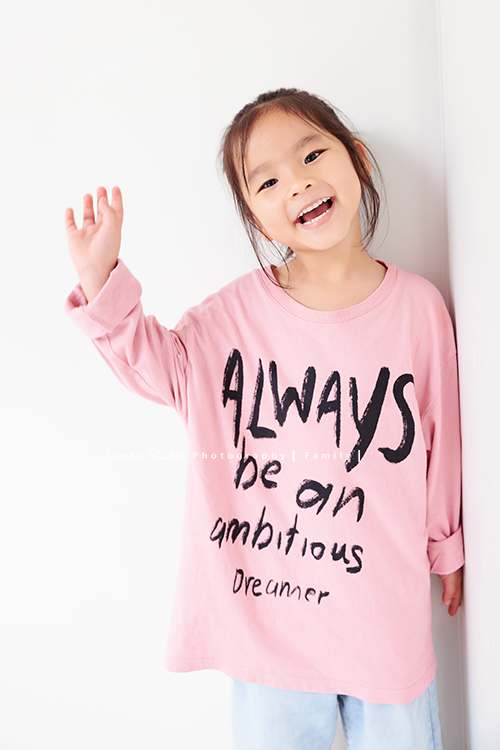 Judy媽麻一家第三次來拍家庭寫真，現在姊姊五歲、弟弟兩歲了，好喜歡Judy媽麻一家的自然風，一家人很輕鬆自在地在一起，許多有趣的互動及家人的愛就凝結在影像中了，這張是姊姊可愛的個人寫真！