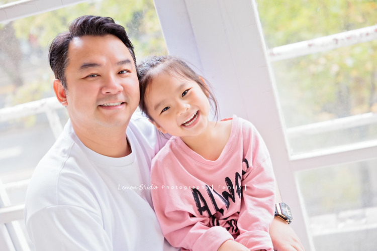 Judy媽麻一家第三次來拍家庭寫真，現在姊姊五歲、弟弟兩歲了，好喜歡Judy媽麻一家的自然風，一家人很輕鬆自在地在一起，許多有趣的互動及家人的愛就凝結在影像中了，這張是爸拔和姊姊的合照！兩人的笑容好燦爛啊！