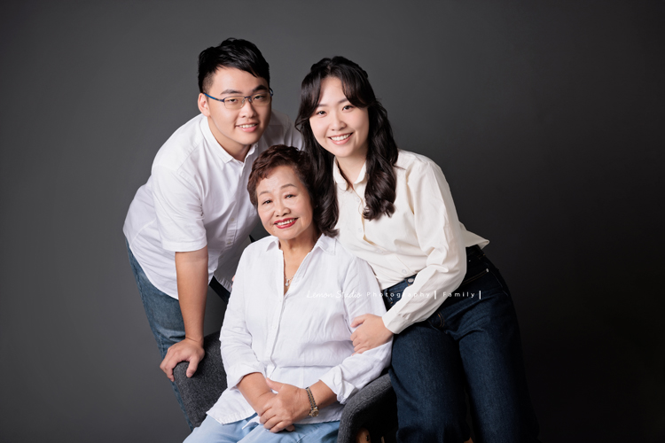 這天阿嬤的四個女兒們及孫子們帶她一起來拍家庭寫真，四姊妹及孫子們幫阿嬤一起慶生，三代一起來大家也拍了許多不同的組合，這張是兩個孫子兄妹和阿嬤的合照！
