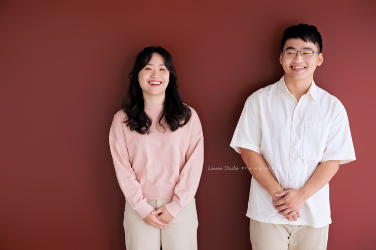 這天阿嬤的四個女兒們及孫子們帶她一起來拍家庭寫真，四姊妹及孫子們幫阿嬤一起慶生，三代一起來大家也拍了許多不同的組合，這張是兩個孫子兄妹的合照！