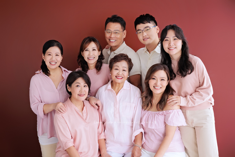這天阿嬤的四個女兒們及孫子們帶她一起來拍全家福，四姊妹及孫子們幫阿嬤一起慶生，三代一起來大家也拍了許多不同的組合，這張是大家換上粉色系衣服的全家福合照！
