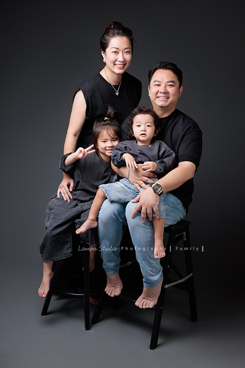 Judy媽麻一家第三次來拍家庭寫真，現在姊姊五歲、弟弟兩歲了，好喜歡Judy媽麻一家的自然風，一家人很輕鬆自在地在一起，許多有趣的互動及家人的愛就凝結在影像中了，這張是一家四口的全家福！