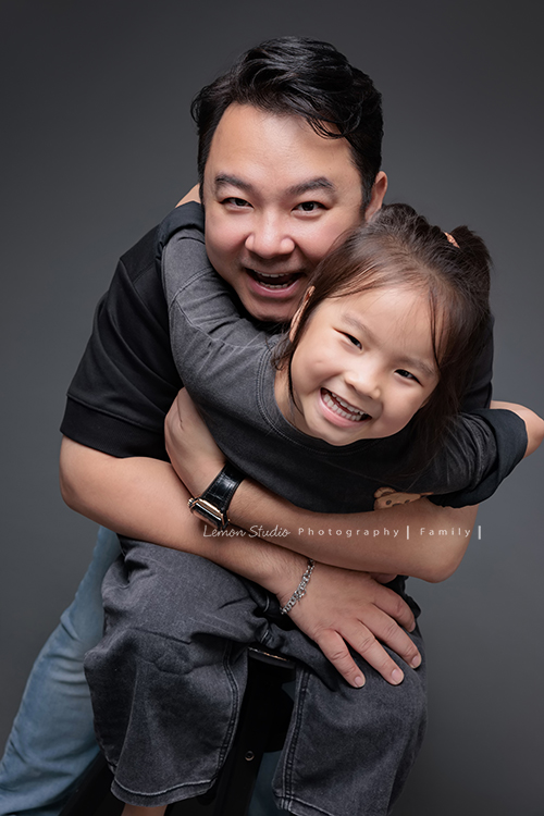 Judy媽麻一家第三次來拍家庭寫真，現在姊姊五歲、弟弟兩歲了，好喜歡Judy媽麻一家的自然風，一家人很輕鬆自在地在一起，許多有趣的互動及家人的愛就凝結在影像中了，這張是爸拔和姊姊的互動，太可愛的兩人了！