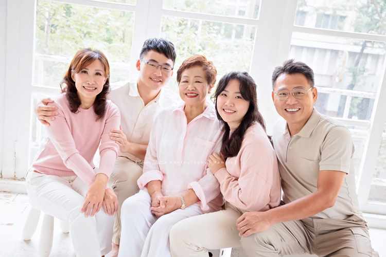 這天阿嬤的四個女兒們及孫子們帶她一起來拍全家福，四姊妹及孫子們幫阿嬤一起慶生，三代一起來大家也拍了許多不同的組合，這張是三姊一家人和阿嬤在窗邊的全家福合照！