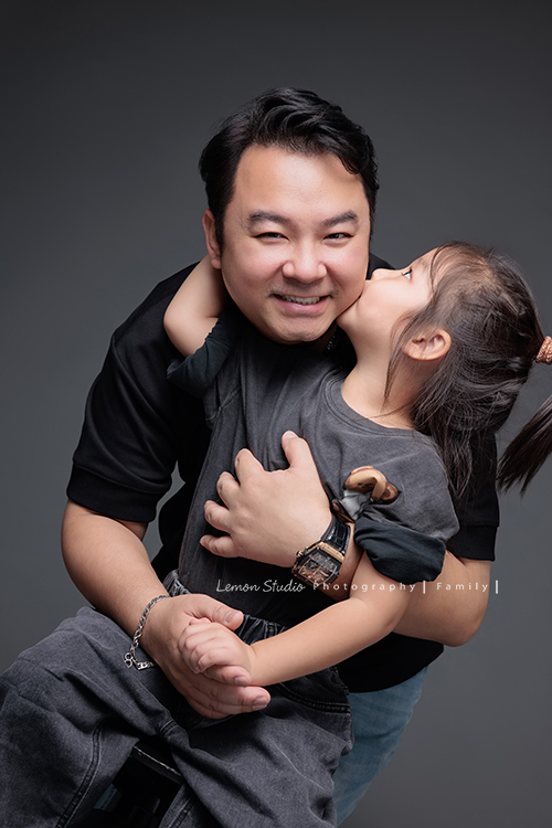 Judy媽麻一家第三次來拍家庭寫真，現在姊姊五歲、弟弟兩歲了，好喜歡Judy媽麻一家的自然風，一家人很輕鬆自在地在一起，許多有趣的互動及家人的愛就凝結在影像中了，這張是爸拔和姊姊的互動，姊姊親爸拔的臉頰中！太可愛的兩人了！