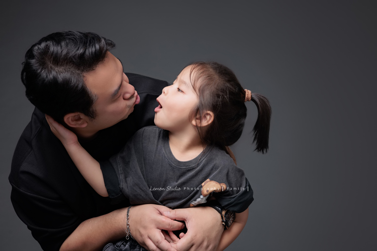 Judy媽麻一家第三次來拍家庭寫真，現在姊姊五歲、弟弟兩歲了，好喜歡Judy媽麻一家的自然風，一家人很輕鬆自在地在一起，許多有趣的互動及家人的愛就凝結在影像中了，這張是爸拔和姊姊的互動，兩人正在玩親親，太可愛的兩人了！