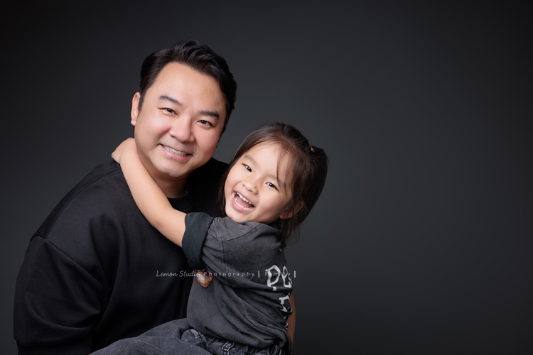 Judy媽麻一家第三次來拍家庭寫真，現在姊姊五歲、弟弟兩歲了，好喜歡Judy媽麻一家的自然風，一家人很輕鬆自在地在一起，許多有趣的互動及家人的愛就凝結在影像中了，這張是爸拔和姊姊兩人對著鏡頭笑得很開心的合照！