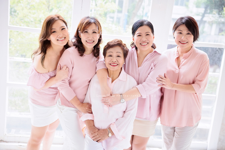 這天阿嬤的四個女兒們及孫子們帶她一起來拍全家福，四姊妹及孫子們幫阿嬤一起慶生，三代一起來大家也拍了許多不同的組合，這張是阿嬤跟四個女兒們的全家福合照！