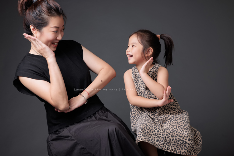 Judy媽麻一家第三次來拍家庭寫真，現在姊姊五歲、弟弟兩歲了，好喜歡Judy媽麻一家的自然風，一家人很輕鬆自在地在一起，許多有趣的互動及家人的愛就凝結在影像中了，這張是姊姊和媽麻正在玩耍的互動可愛紀錄！