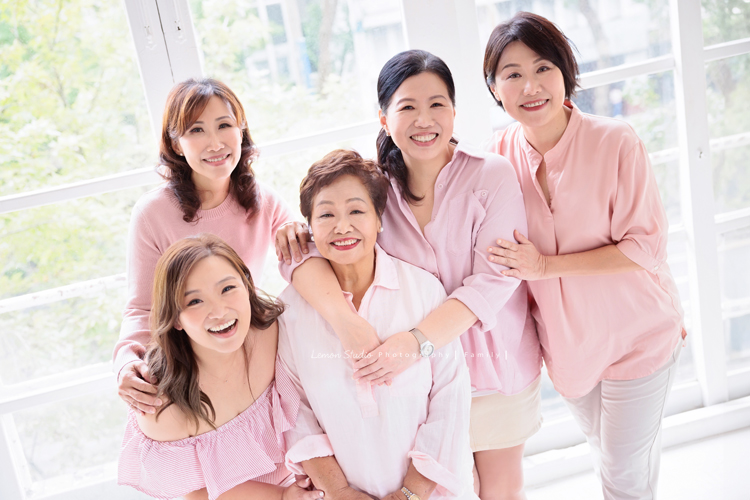 這天阿嬤的四個女兒們及孫子們帶她一起來拍全家福，四姊妹及孫子們幫阿嬤一起慶生，三代一起來大家也拍了許多不同的組合，這張是阿嬤和大家送她的一束花的合照！