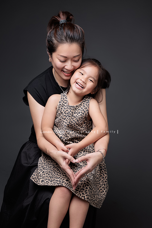 Judy媽麻一家第三次來拍家庭寫真，現在姊姊五歲、弟弟兩歲了，好喜歡Judy媽麻一家的自然風，一家人很輕鬆自在地在一起，許多有趣的互動及家人的愛就凝結在影像中了，這張是姊姊躺在媽麻懷裡笑得好開心的紀錄！