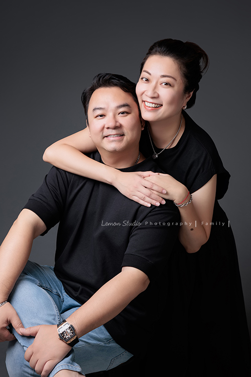 Judy媽麻一家第三次來拍家庭寫真，現在姊姊五歲、弟弟兩歲了，好喜歡Judy媽麻一家的自然風，一家人很輕鬆自在地在一起，許多有趣的互動及家人的愛就凝結在影像中了，這張是爸拔媽麻兩人的合照！