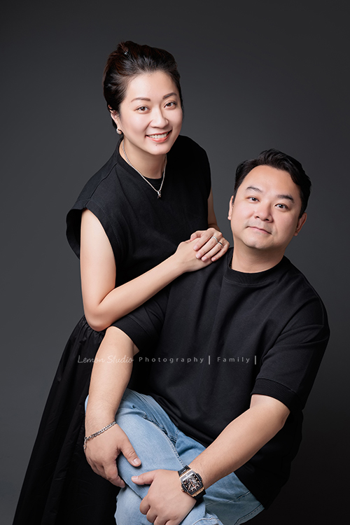 Judy媽麻一家第三次來拍家庭寫真，現在姊姊五歲、弟弟兩歲了，好喜歡Judy媽麻一家的自然風，一家人很輕鬆自在地在一起，許多有趣的互動及家人的愛就凝結在影像中了，這張是爸拔媽麻兩人的合照！Judy媽麻還是好漂亮啊！