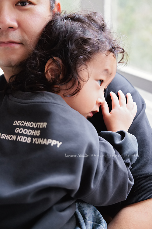 Judy媽麻一家第三次來拍家庭寫真，現在姊姊五歲、弟弟兩歲了，好喜歡Judy媽麻一家的自然風，一家人很輕鬆自在地在一起，許多有趣的互動及家人的愛就凝結在影像中了，這張是弟弟趴在爸拔身上撒嬌的模樣！