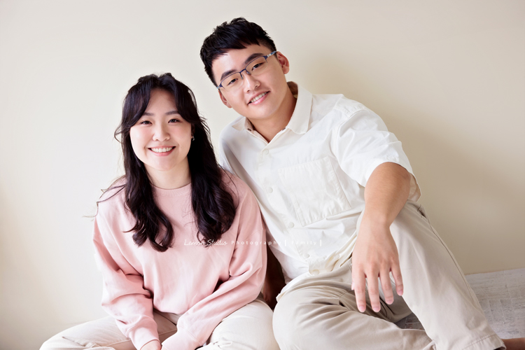 這天阿嬤的四個女兒們及孫子們帶她一起來拍全家福，四姊妹及孫子們幫阿嬤一起慶生，三代一起來大家也拍了許多不同的組合，這張是兩位孫子兄妹的合照！