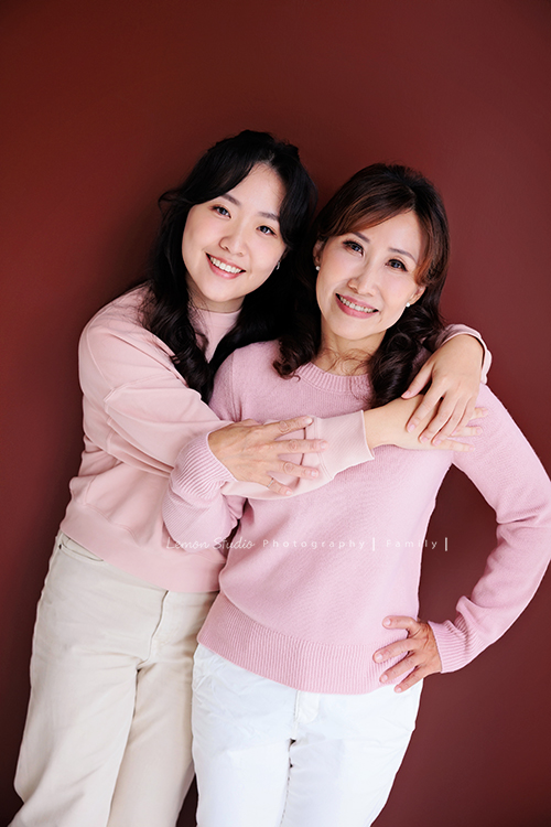 這天阿嬤的四個女兒們及孫子們帶她一起來拍全家福，四姊妹及孫子們幫阿嬤一起慶生，三代一起來大家也拍了許多不同的組合，這張是三姊和女兒兩人的合照！兩人都好美啊！