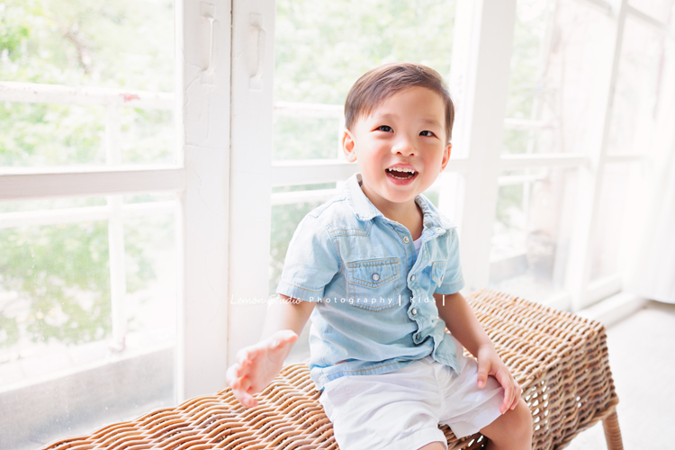 文緯媽麻一家來拍照，這次拍照是雙胞胎寶貝安＆守的兩歲寶寶寫真紀念，這張是守的寶寶寫真，帥氣的守笑容好療癒！
