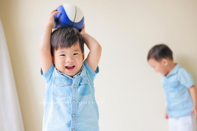 文緯媽麻一家來拍照，這次拍照是雙胞胎寶貝安＆守的兩歲寶寶寫真紀念，這張是安拿著球正在玩的紀錄！