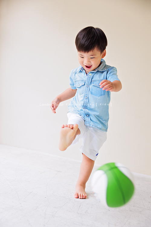文緯媽麻一家來拍照，這次拍照是雙胞胎寶貝安＆守的兩歲寶寶寫真紀念，這張是安在踢球中的寶寶寫真獨照，很動態可愛的一張紀錄！