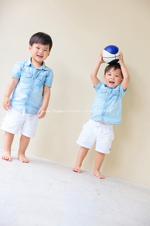 文緯媽麻一家來拍照，這次拍照是雙胞胎寶貝安＆守的兩歲寶寶寫真紀念，這張是安＆守兩人的合照，雙胞胎穿一模一樣的衣服，一樣帥氣的兩人，但個性完全不同！