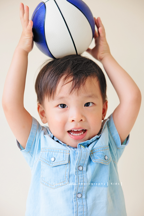 文緯媽麻一家來拍照，這次拍照是雙胞胎寶貝安＆守的兩歲寶寶寫真紀念，這張是守拿著球的特寫，守的表情好可愛啊！