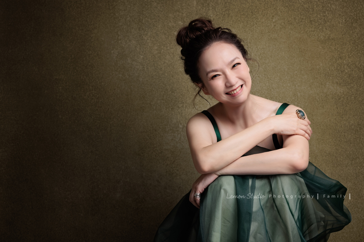 美麗的Monica＆先生＆最愛的狗寶貝第二次來拍照，這次一樣是拍Monica一家＆寵物寫真，狗寶貝年紀大了，但仍是家中可愛的小寶貝，這張是Monica穿著綠色小禮服看著鏡頭笑得很甜美的的個人寫真獨照，Monica一直都好美好有氣質啊！