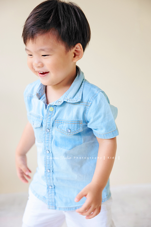 文緯媽麻一家來拍照，這次拍照是雙胞胎寶貝安＆守的兩歲寶寶寫真紀念，這張是安正在跑跳玩耍中的一個瞬間的紀錄，好喜歡這張的氛圍啊！