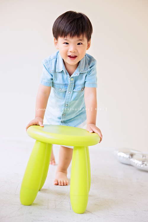 文緯媽麻一家來拍照，這次拍照是雙胞胎寶貝安＆守的兩歲寶寶寫真紀念，這張是安在玩耍中的寶寶寫真獨照，安的表情好可愛啊！