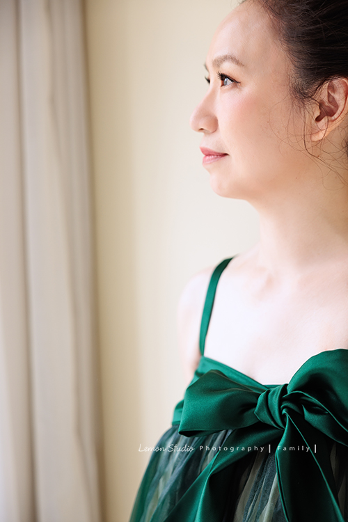 美麗的Monica＆先生＆最愛的狗寶貝第二次來拍照，這次一樣是拍Monica一家＆寵物寫真，狗寶貝年紀大了，但仍是家中可愛的小寶貝，這張是Monica穿著綠色小禮服的側臉的個人寫真獨照，Monica一直都好美好有氣質啊！