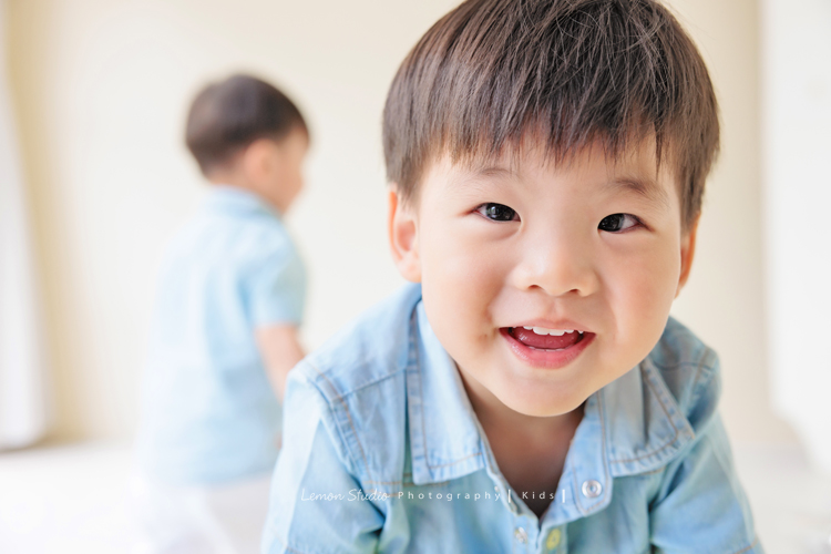 文緯媽麻一家來拍照，這次拍照是雙胞胎寶貝安＆守的兩歲寶寶寫真紀念，這張是安的特寫，安的表情好可愛啊！