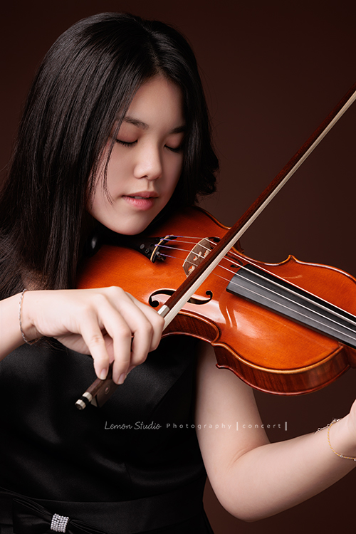 珍就讀於新竹的國小音樂班，即將畢業的她前來拍音樂班的畢業照寫真，身為首席的她，舉手投足之間散發著自信及沈穩，感受到她對於音樂的專注與熱愛，這張是珍正專注地拉著提琴享受在音樂裡的一張很美的相片！