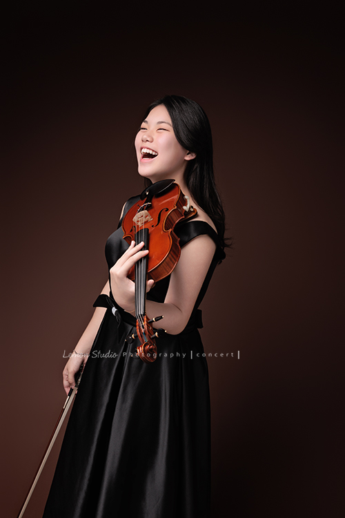 珍就讀於新竹的國小音樂班，即將畢業的她前來拍音樂班的畢業照寫真，身為首席的她，舉手投足之間散發著自信及沈穩，感受到她對於音樂的專注與熱愛，這張是珍手拿著提琴，笑得很開心的一張很特別很自然的音樂會寫真照！