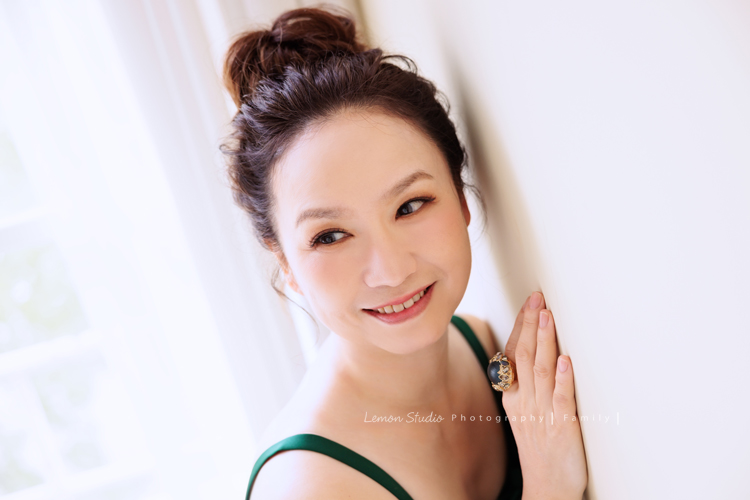 美麗的Monica＆先生＆最愛的狗寶貝第二次來拍照，這次一樣是拍Monica一家＆寵物寫真，狗寶貝年紀大了，但仍是家中可愛的小寶貝，這張是Monica穿著綠色小禮服沒有看鏡頭的一張個人寫真獨照，Monica一直都好美好有氣質啊！