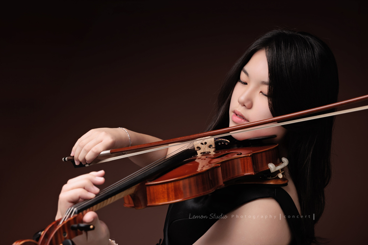 珍就讀於新竹的國小音樂班，即將畢業的她前來拍音樂班的畢業照寫真，身為首席的她，舉手投足之間散發著自信及沈穩，感受到她對於音樂的專注與熱愛，這張是珍正專注地拉著提琴的一張很美的相片！