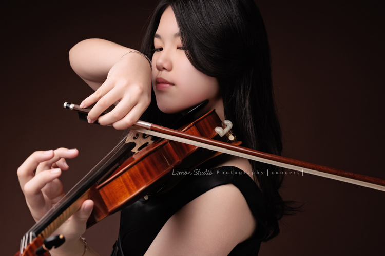 珍就讀於新竹的國小音樂班，即將畢業的她前來拍音樂班的畢業照寫真，身為首席的她，舉手投足之間散發著自信及沈穩，感受到她對於音樂的專注與熱愛，這張是珍正專注地很有自信地拉著提琴的相片，是一張很強烈很有張力的相片！