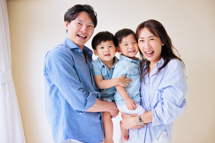 文緯媽麻一家來拍照，這次拍照是雙胞胎寶貝安＆守的兩歲寶寶寫真紀念，這張是一家四口超可愛的全家福寫真合照！