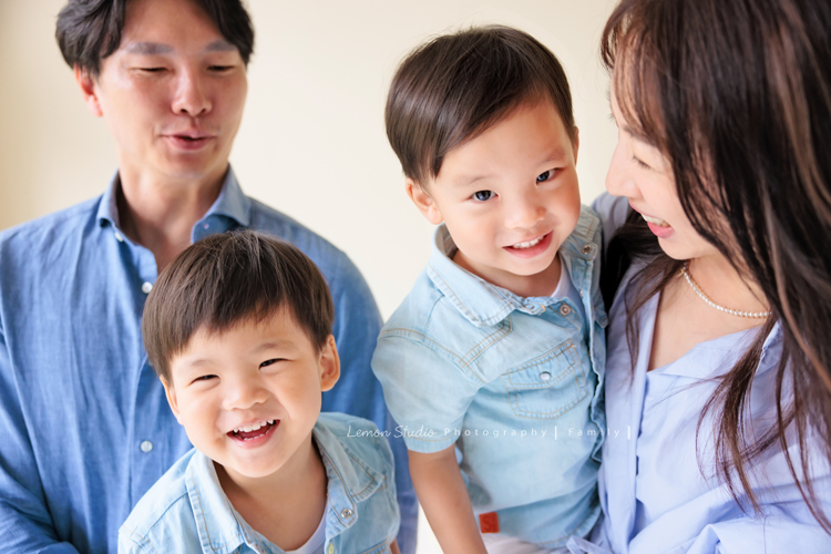 文緯媽麻一家來拍照，這次拍照是雙胞胎寶貝安＆守的兩歲寶寶寫真紀念，這張是爸拔媽麻抱著兄弟倆互動中的可愛紀錄，兄弟倆的表情超可愛及療癒啊！