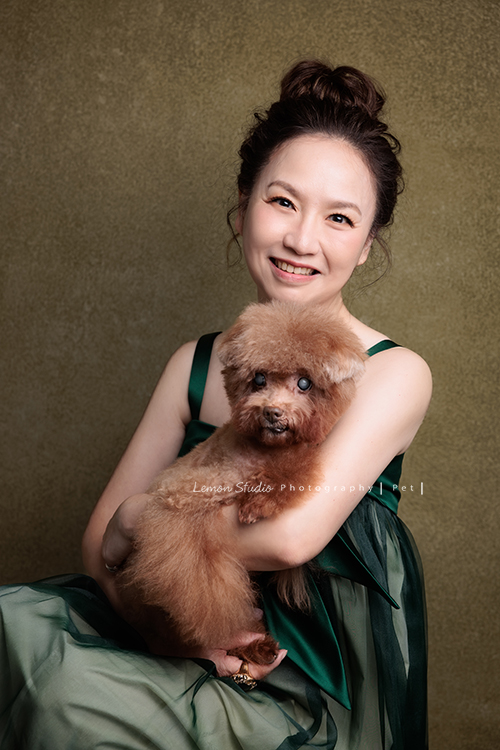 美麗的Monica＆先生＆最愛的狗寶貝第二次來拍照，這次一樣是拍Monica一家＆寵物寫真，狗寶貝年紀大了，但仍是家中可愛的小寶貝，這張是Monica溫柔地抱著狗寶貝笑得很開心的紀錄！
